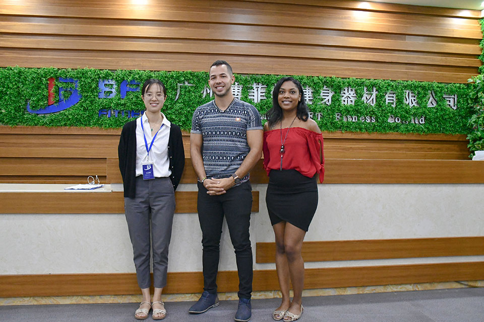 法國(guó)客戶來(lái)中國(guó)采購(gòu)健身器材