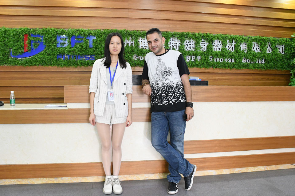 沙特客戶來中國采購健身房器材